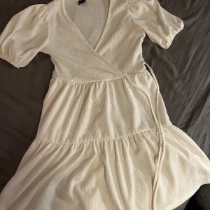 gina tricot klänning - jättefin gina tricot klänning, säljer för att den inte kommer till användning skriv för fler bilder eller frågor❤️