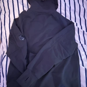 Cp company hoodie & mask. - Väldigt bra hoodie nu för vintern, har knappast använt den för jag tyckte inte om den. Den är i storlek S på den. Inga skador på tröjan.