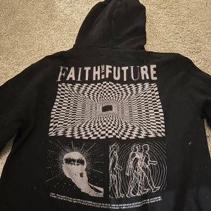 Louis Tomlinson faith in the future black hoodie  - Använd 1 gång, kort i armarna och lite konstig i modellen. 