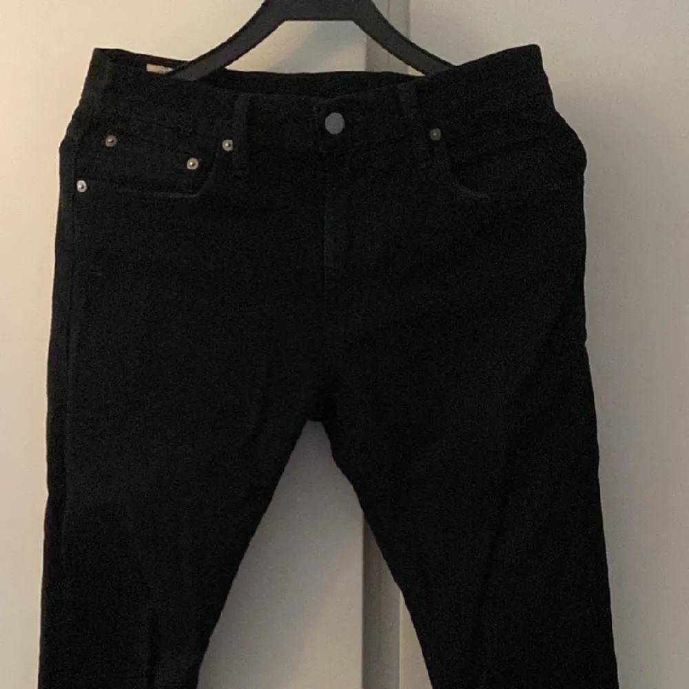Säljer mina Levi's jeans då jag ej använder dem längre. Knappt använda och är i bra skick! Storlek: W32 L30 small passform. Jeans & Byxor.