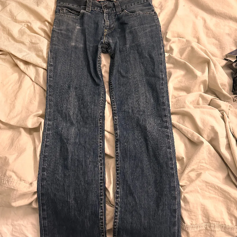 Ett par super snygga Levis jeans, super fin blå färg. Storlek 32w, men passar mig som brukar kunna ha 26-27 i waist. Jag är 167 och det passar längd vis.. Skriv till mig för mer bilder och exakta mått. Budgivning men om du har pris förslag skriv💗. Jeans & Byxor.
