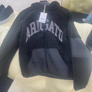 Arigato Chief Fleece - Arigato Chief Fleece Storlek M passar L också Nypris 3600 Helt oanvänd