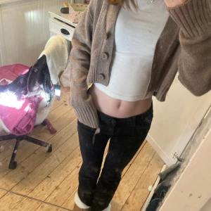 Jätte fin kofta - En jätte gullig lite kortare kofta. Använd kanske en två gånger, inga defekter💕 Tror jag köpte den på Lindex🙌