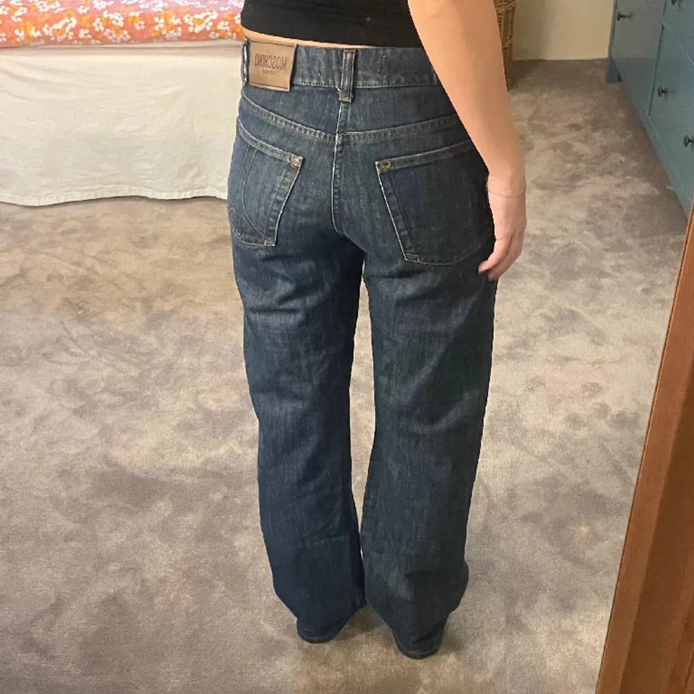 MOSCHINO jeans, låga/midwaist jeans med midjemått: 38vm och innerbenslängd: 77cm🎀🪩. Jeans & Byxor.