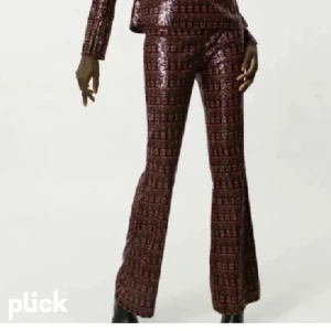 Röda glitter byxor  - Intressekoll på perfekta glitter byxor inför nyår!! Helt nya med prislapp kvar och de är helt slutsålda från mango. Liknar de populära byxorna från zara på första bilden! Endast intressekoll men kan sälja vid bra bud💥🚨🚨