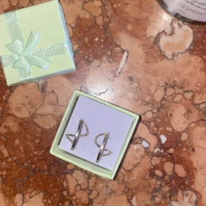 Örhängen - Coola örhängen från &other stories. Vet tyvärr inte vilken metall de är gjorda i men det har inga defekter❤️