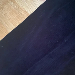 Svarta Manchester byxor  - Ett par väldigt snygga Manchester byxor som är vintage och kan funka low Waist då dom blir längre ner till eller till midjan men då är dom fortfarande långa. Vintage byxor från London och väldigt lättsamma kan funka på både fest och hemma 