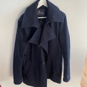 Peak performance rock ” peaky blinders”  - Snygg rock med stor krage från märket peak performance. Fattas en knapp längst ner men går Säkert att hitta en likvärdig och sy på . Säljes då jag inte kommer i den längre storlek large , svart ull nypris var 4000kr 