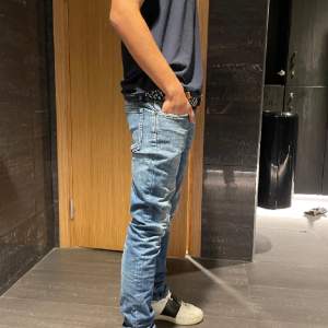 Acne studios jeans  Färg: North mod blue Nypris ligger runt 1500-1600kr Storlek 30/32 Modellen är ungefär 180cm lång och väger 65kg