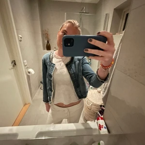 Jeansjacka  - Croppad trekvarts jeansjacka! Me så coola detaljer 