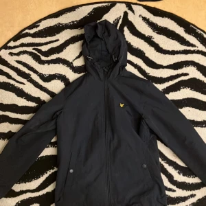 Lyle&scott regnjacka/windbreaker - Säljer denna Lyle&scott jacka på grund av att jag köpt en nya jacka den är hellt fel fri och endast använd 1-2 gånger. Ny pris runt 1000 mit pris 650 men kan diskuteras vid snabb affär. Bara att höra av sig vid minsta intresse. //Jack