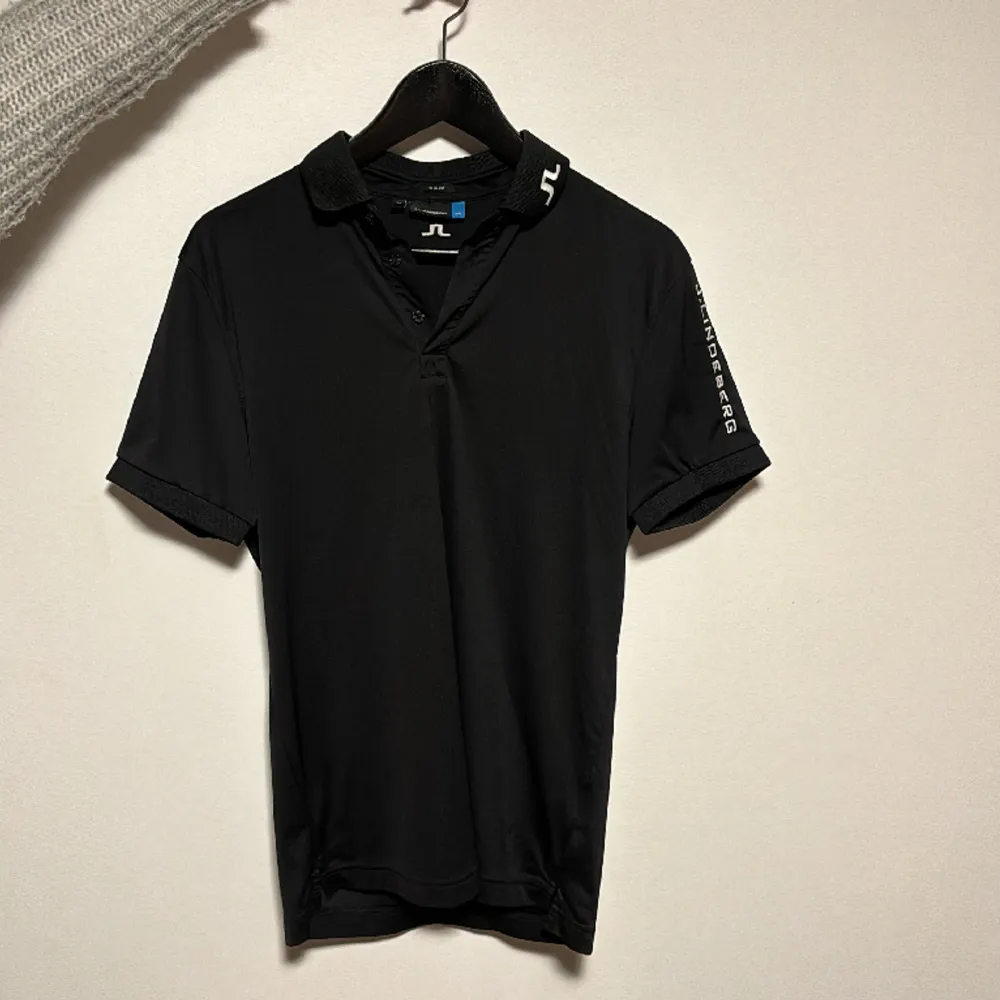 En svart golfpike från J.Lindeberg i strl M. Den är i fint skick.. T-shirts.