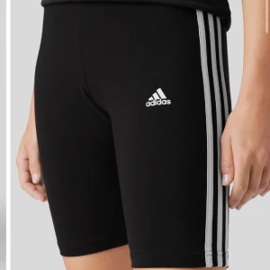 Adidas shorts - As snygga adidas shorts i nyckick. Aldrig använt utanför mitt hem så det är i nyckick. De är stretchiga så passar egentligen XXS- M typ. Skriv för fler frågor eller bilder. Priset kan diskuteras.