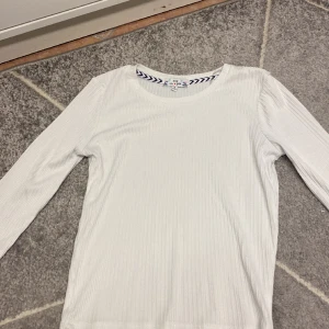 Vit tröja - En vit tunn tröja utan defekter. Använd 1 gång samt tvättad. Köpt i USA där de har små storlekar. S på lappen men är alldeles för liten för att vara S så passar till dem som har xxs elr xs.