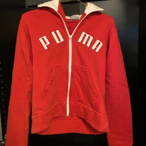Vintidge puma hoodie  - Säljer denna vintidge puma sweatshirt, Röd och vit går att vända ut och in och ha på sig den på båda sätt. 