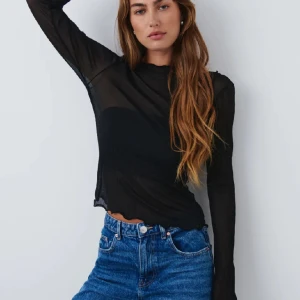 Gina tricot topp - Säljer denna superfina toppen från Gina som är perfekta toppen till nyår. Helt ny med lappen kvar. Slutsåld och den är i storlek S. Skriv om du har funderingar☺️köpt för 299 säljer för 199 fri frakt!!! Kan diskuteras