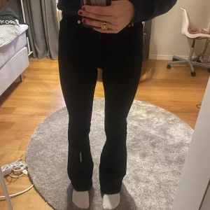 Svarta jeans - Säljer dessa sköna jeans ifårn Zara då de blivit för små. Storlek 34 🤎(flera bilder kan tas om de önskars) 