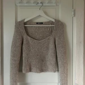 Stickad topp - Fin beige stickad topp💓 Aldrig använd, tröjan är helt i nyskick och har därav inga defekter alls 🙌🏽 Skriv för frågor!