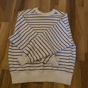 Sweatshirt - Cremevit randig tröja från zara.