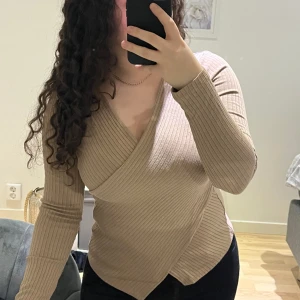 Nelly tröja - Beige tröja från nelly i bra skick utan slitage 