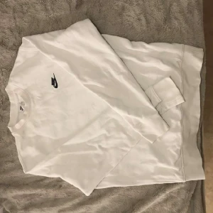 Nike tröja - Bra skick och sparsamt använd! Har 3 små gråa prikar och en liten smink fläck på "kragen" men inget som syns tydligt (se bild 3). Ord pris ca 700kr!🤍 Buda!