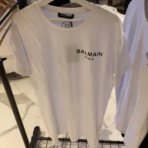 Balmain t-shirt säljs pga lagret måste ut för att vi får nya kläder efter nyår