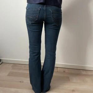 Utsvängda lågmidjade jeans - Skit snygga lågmidjade och utsvängda jeans! Midjemått tvärsöver: 37cm Innerbenslängd: 78cm 💙💙💙
