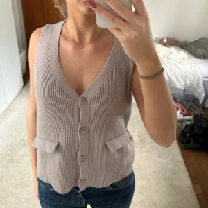 Stickad väst - Så najs