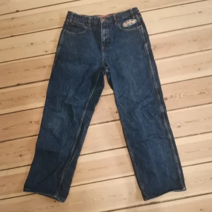 Butter Byxor - Baggy butter byxor från junkyard.  Nypris 1500kr, säljs nu för 299kr. 9/10 skick, kanske lite små rynkig.