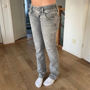 Lågmidjade jeans - Snygga gråa lågmidjade jeans från ltb 