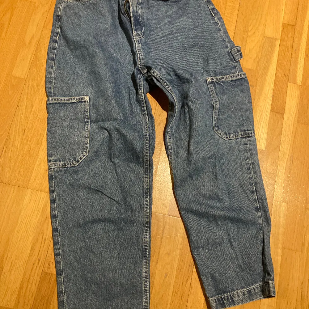 Ankelkorta jeans med hög midja  Knappt använda . Jeans & Byxor.