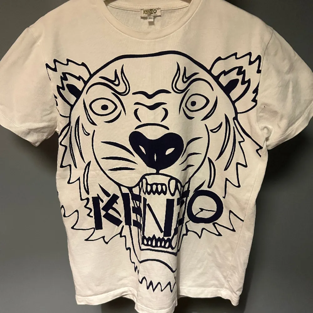 Tjena! Säljer min feta Kenzo Paris T-Shirt (Junior) strl 14A.  Cond 7/10 . T-shirts.