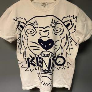 Tjena! Säljer min feta Kenzo Paris T-Shirt (Junior) strl 14A.  Cond 7/10 