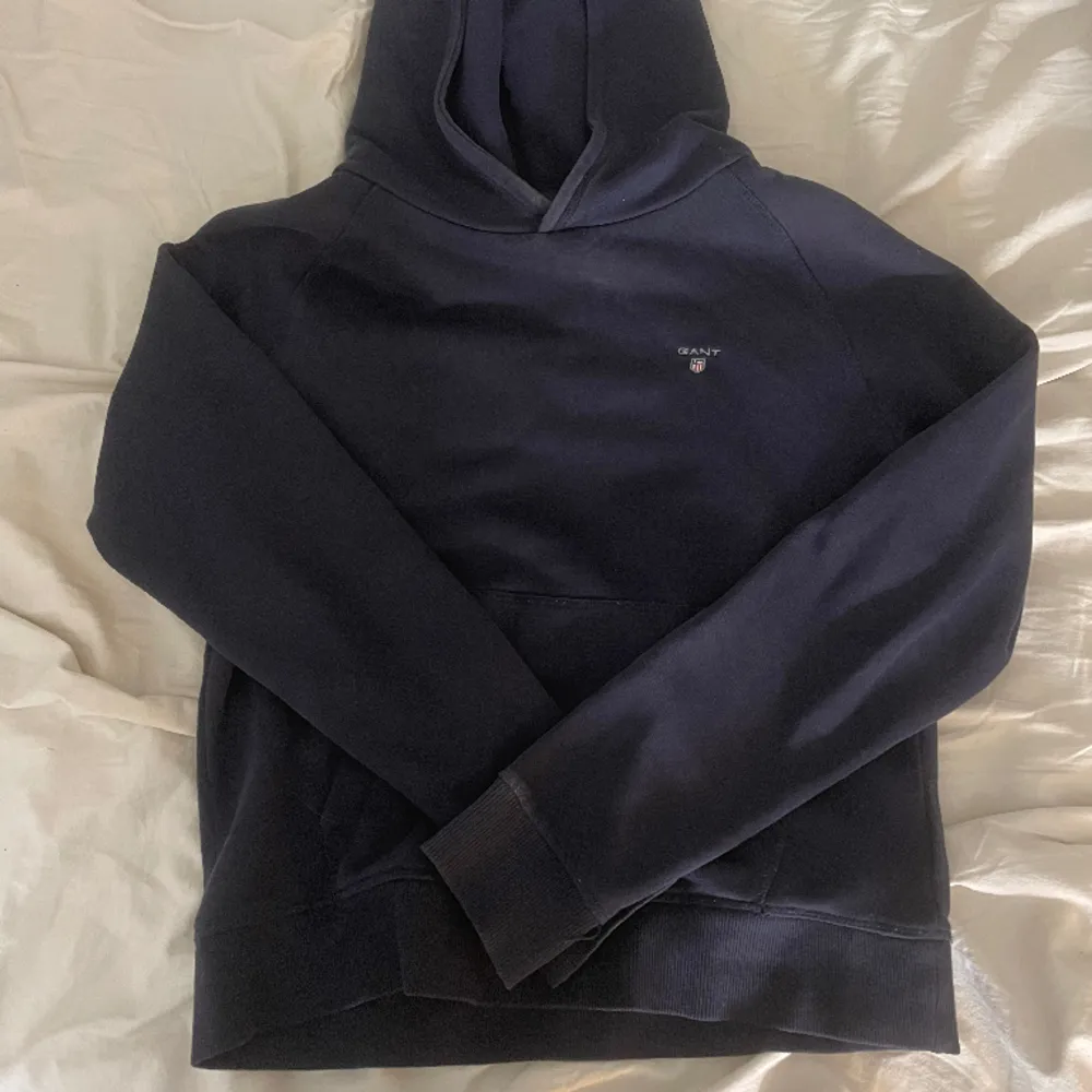 Hoodie från gant💕säljer då den är för liten, sparsamt använd💕fint skick! Barnstorlek 158-164 men passar XS kanske S beroende på passform. Pris kan diskuteras. Hoodies.