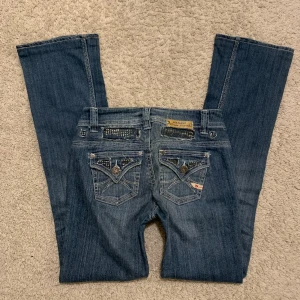 Miss me liknande jeans  - Så jävla snygga jeans med rhinestones! Lågmidjade och bootcut👌🏼Midjemått rakt över: ca 36 cm Innebenslängd: 80 cm Benbredd: 21 cm 