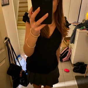 Festtopp - Svart urringad topp med jätte söta armar❣️ 