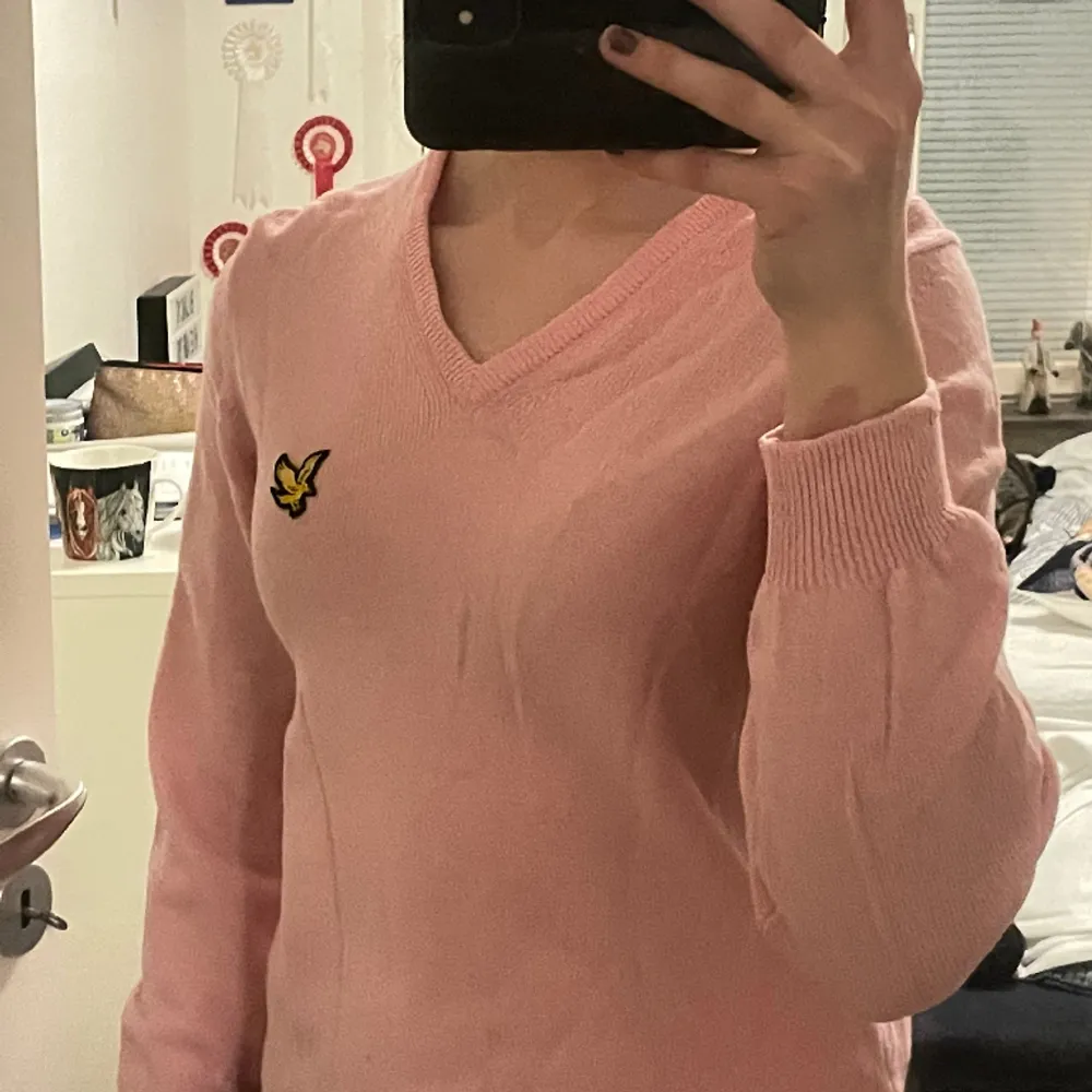 Fin rosa stickad sweatshirt från Lyle & Scott i fint skick! Kontakta mig innan ni använder köp nu🥰. Tröjor & Koftor.