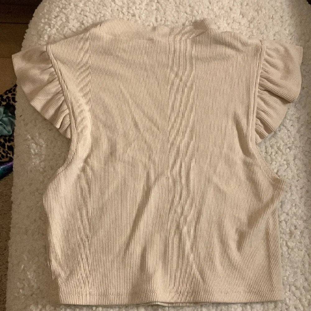 Det här är en tröja som jag nästan alldrig har använt och som nu blivit för liten. Pris kan diskuteras och tröjan har inga skador. 🫶🏼💓. Toppar.