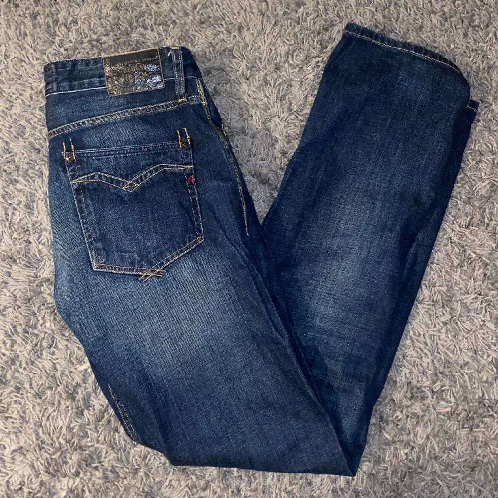 Replay New Bill. Säljer mina replay jeans då jag inte längre använder dem. Byxorna är i storlek 29/32, passar mig som är 180cm lång. Hör givetvis av er vid ytterligare frågor! 😁. Jeans & Byxor.