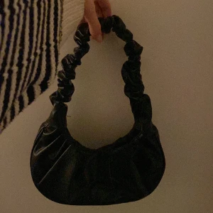 Väska - Svart jättesöt axelväska i skin/läder imitation