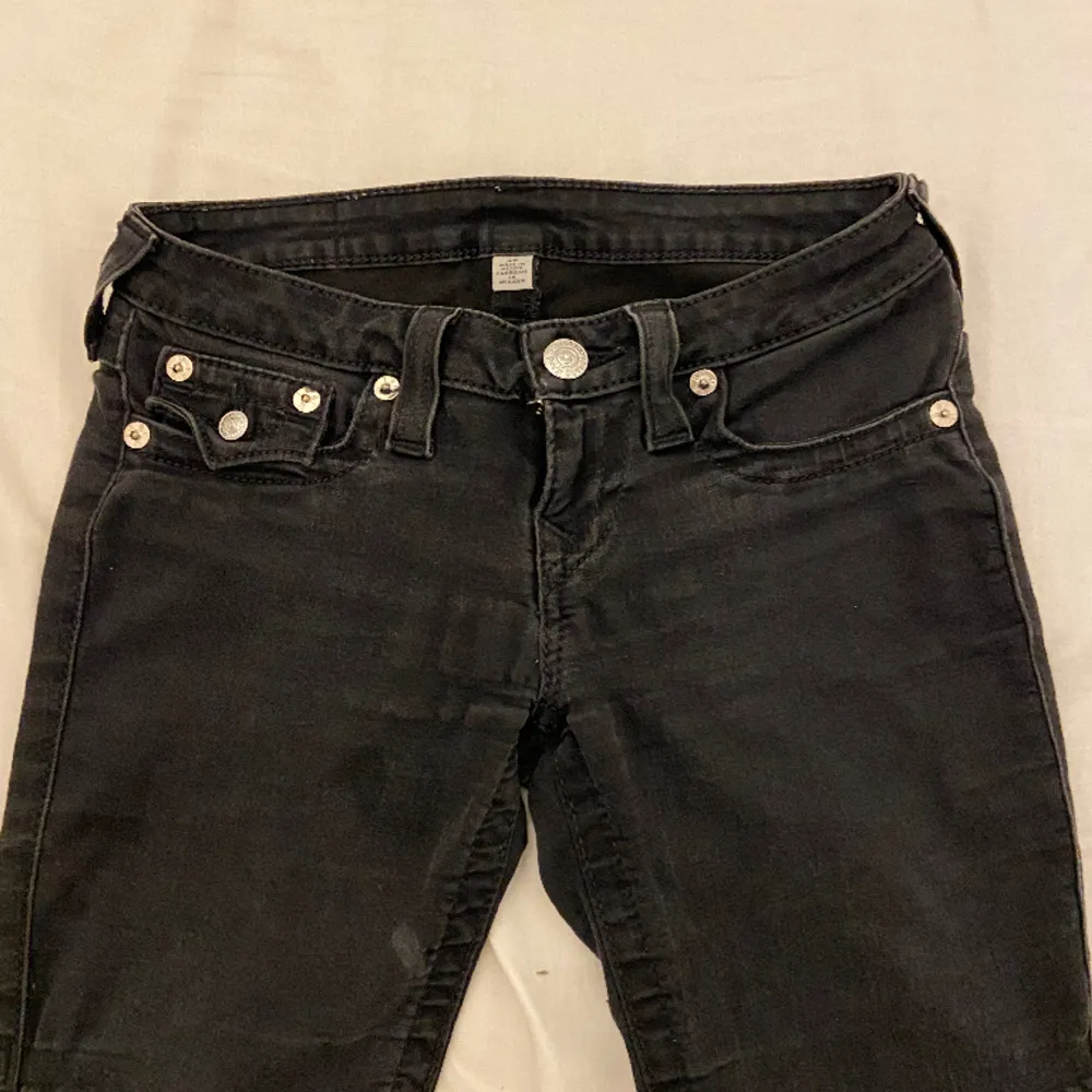 Köpte ett par jeans här på PLICK som tyvärr var för stora🥺 Säljer nu då ett par skit snygga true religion jeans för bra pris, fint skick och ett hål på knät men de ska vara så💗 . Jeans & Byxor.
