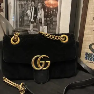 Gucci GG Black Velvet mini Dimention: 5H 8.5W 2.5D STRAP 22 Guldkedja Bra skick  