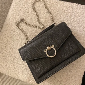 Axelremsväska  - Väska från Gina tricot i väldigt fint skick! Säljer för 150 kr 🖤