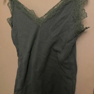 Sött grönt linne😍 - Perfekt till sommaren, superskönt å fint linne. Använd ca 2 ggr så i princip ny. Säljs då den aldrig kommer till användning💕nypris 79kr men säljs för 25kr❤️vid funderingar hör av dig isf🫶🏻