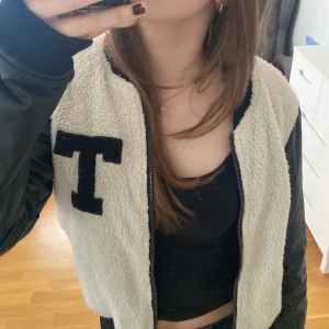 Teddyjacka/läderjacka  - Så cool teddyjacka med ärmar i fakeläder🤩🤩tveka inte om ni har några frågor💌