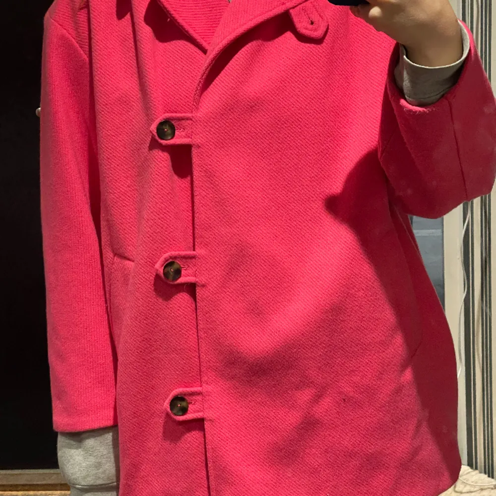 Säljer nu min drömmiga rosa jacka från Zara i storlek L, då den inte blir använd av mig tyvärr.. använd 1 gång på en middag!. Jackor.