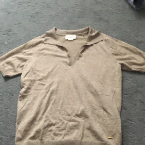 Stickad t-shirt - Säljer en jätte fin stickad t-shirt. Den är i nyskick och har använts 1-2 gånger. Priset är såklart diskuterbart och det är bara att skriva vid frågor eller fler bilder.💕