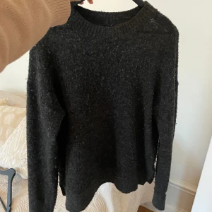 Stickad tröja - Stickad mötkgrå tröja. Lite nopprig 