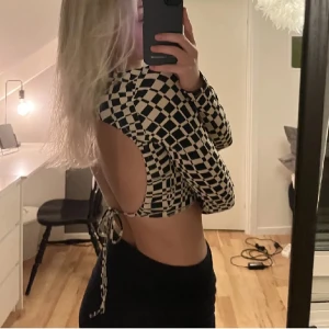 Mönstrad topp - Cool mönstrad topp med öppen rygg, som inte längre kommer till användning!  Fint skick!  Nypris: 400