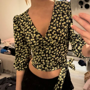 Blommig knytblus - Så söt oanvänd blus från asos i jätteskönt tyg! 